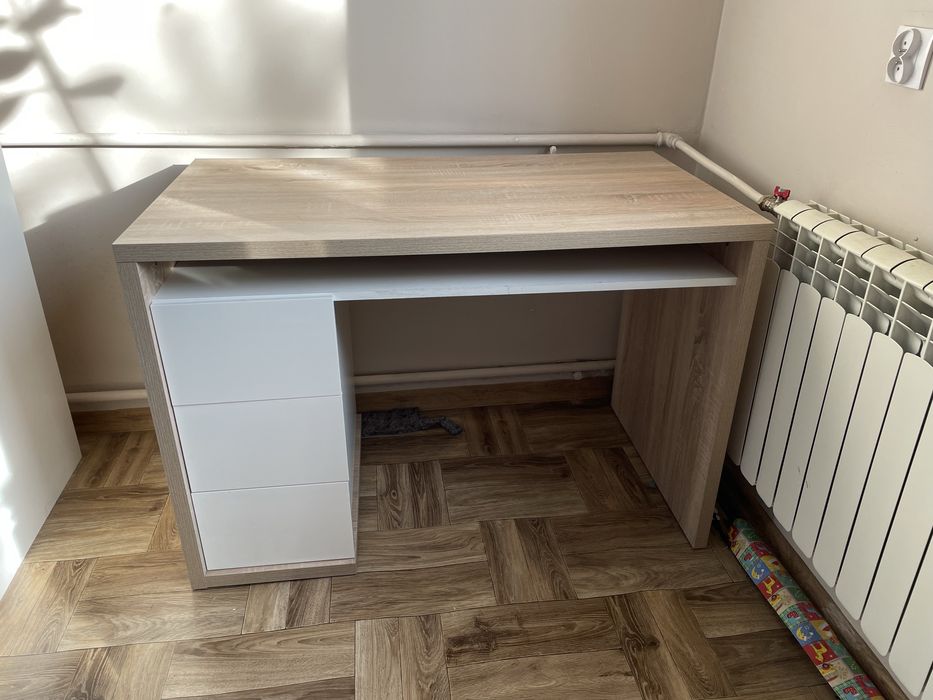Biurko dąb sonoma z szufladami białymi