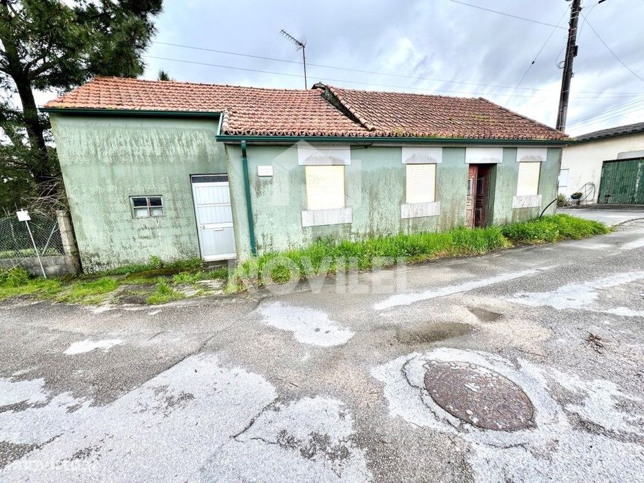 Moradia para reconstrução c/997m2 de terreno e anexos.