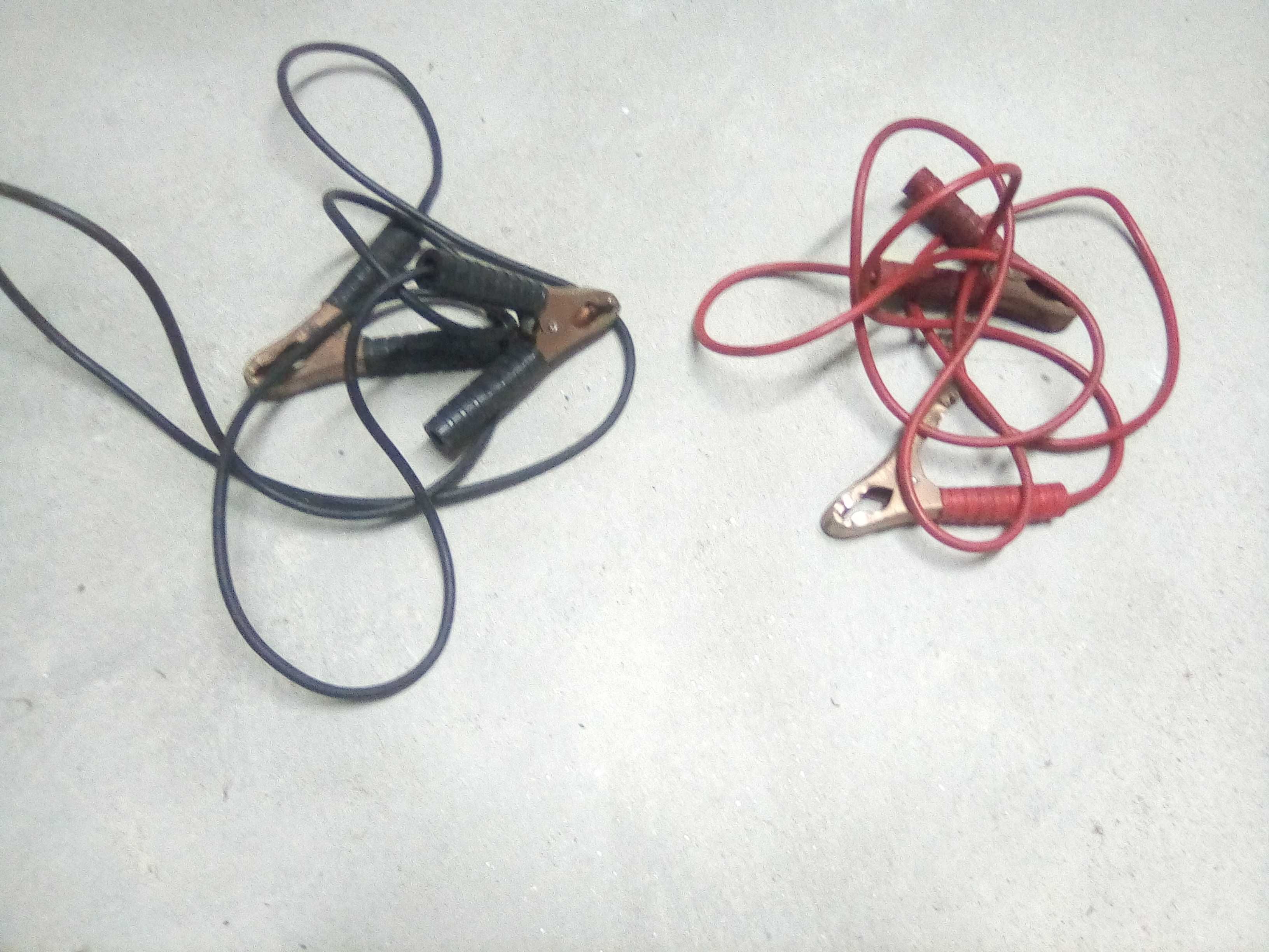 Triangulo sinalizador e cabos de bateria