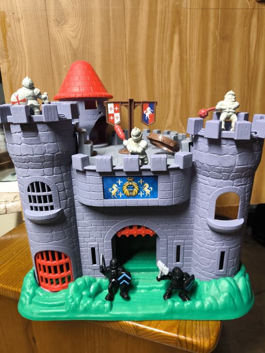 Castelo de Brinquedo com Figuras.
Castelo de brinquedo com várias figu