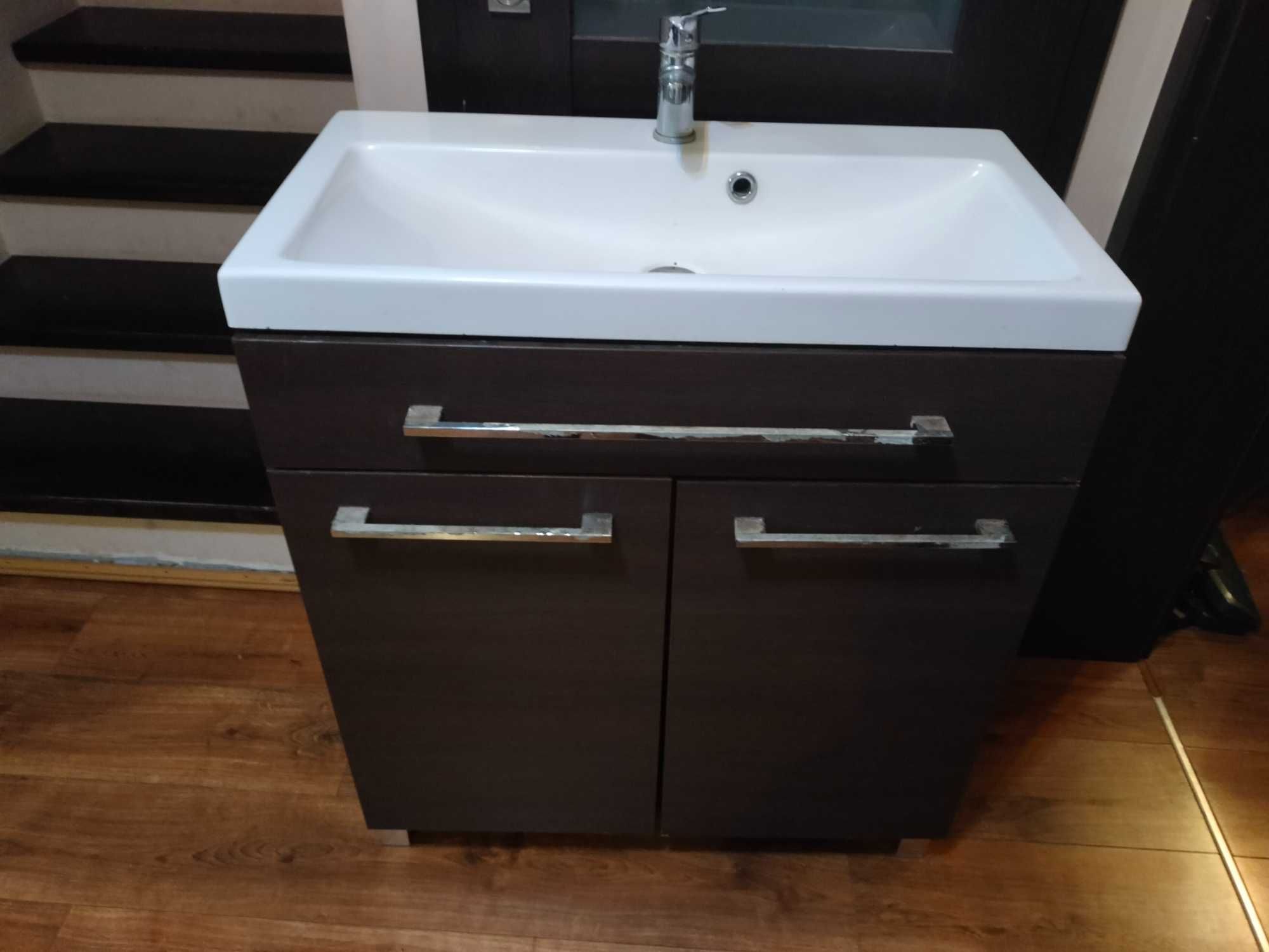 Umywalka z baterią i szafką  80 cm