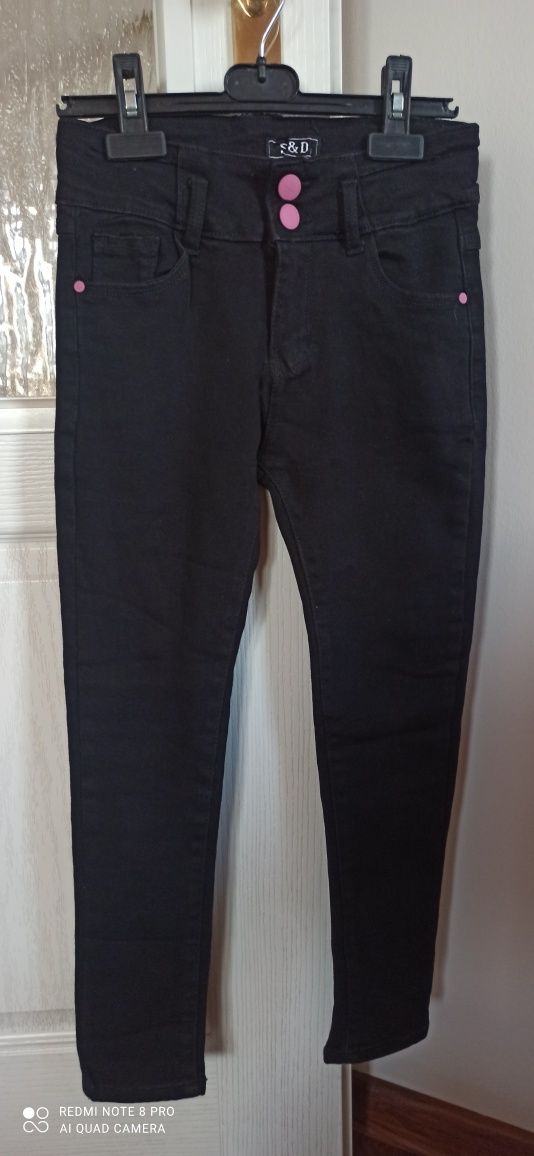 Czarne spodnie jeansy z nerką 140 cm