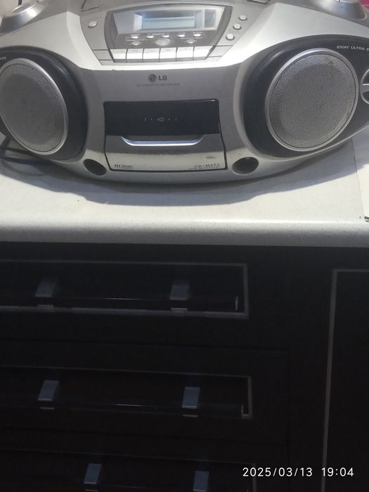 Магнитофон LD. Есть радио ,воспроизводит диски и аудио кассеты