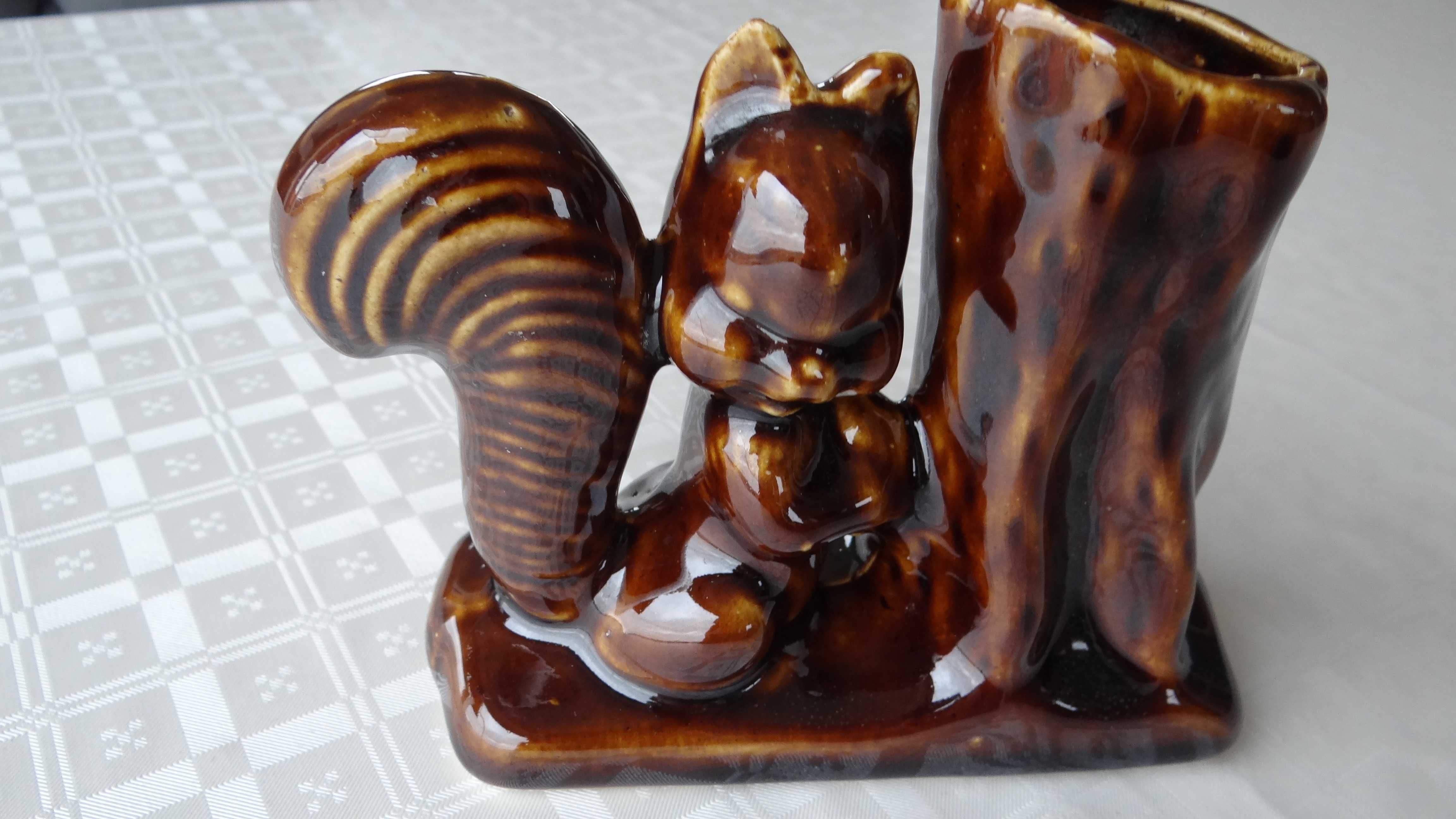 Figurka wiewiórki z ceramiki