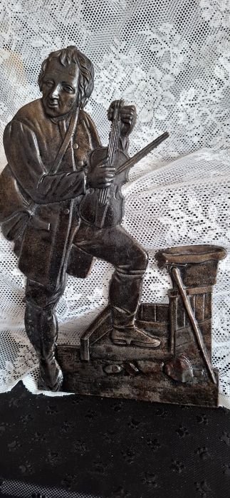 Mężczyzna że skrzypcami Metaloplastyka