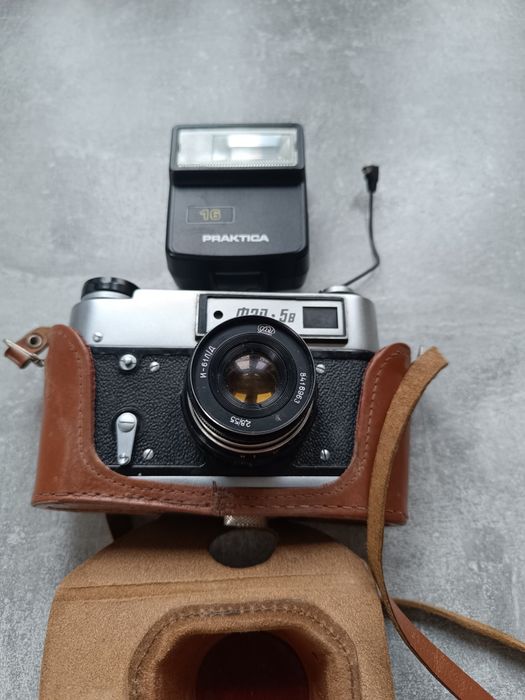 Stary aparat fotograficzny FED 5 B z lampą