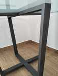 Mesa de jantar em vidro.