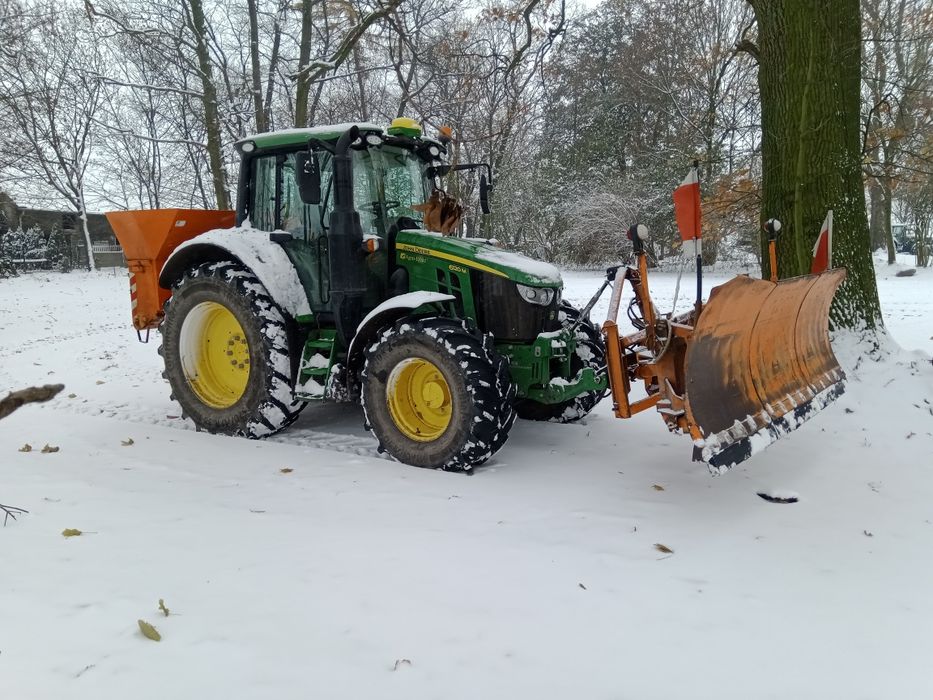 Odśnieżanie placów dróg, sypanie soli