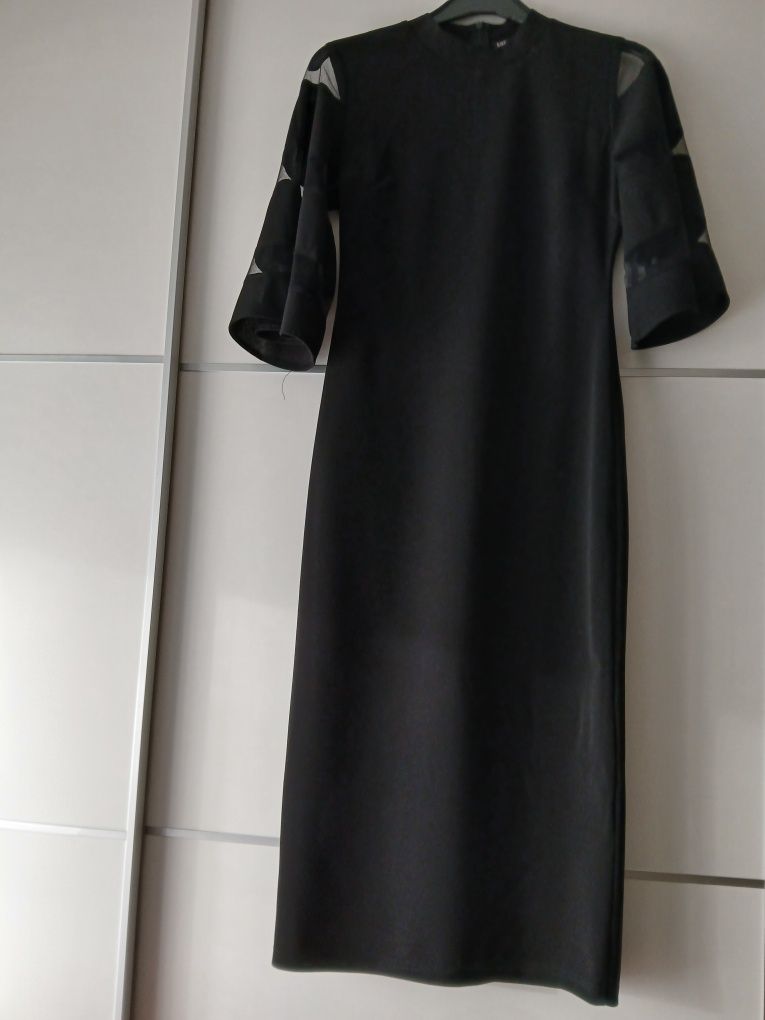 Vestido preto, justo e comprido