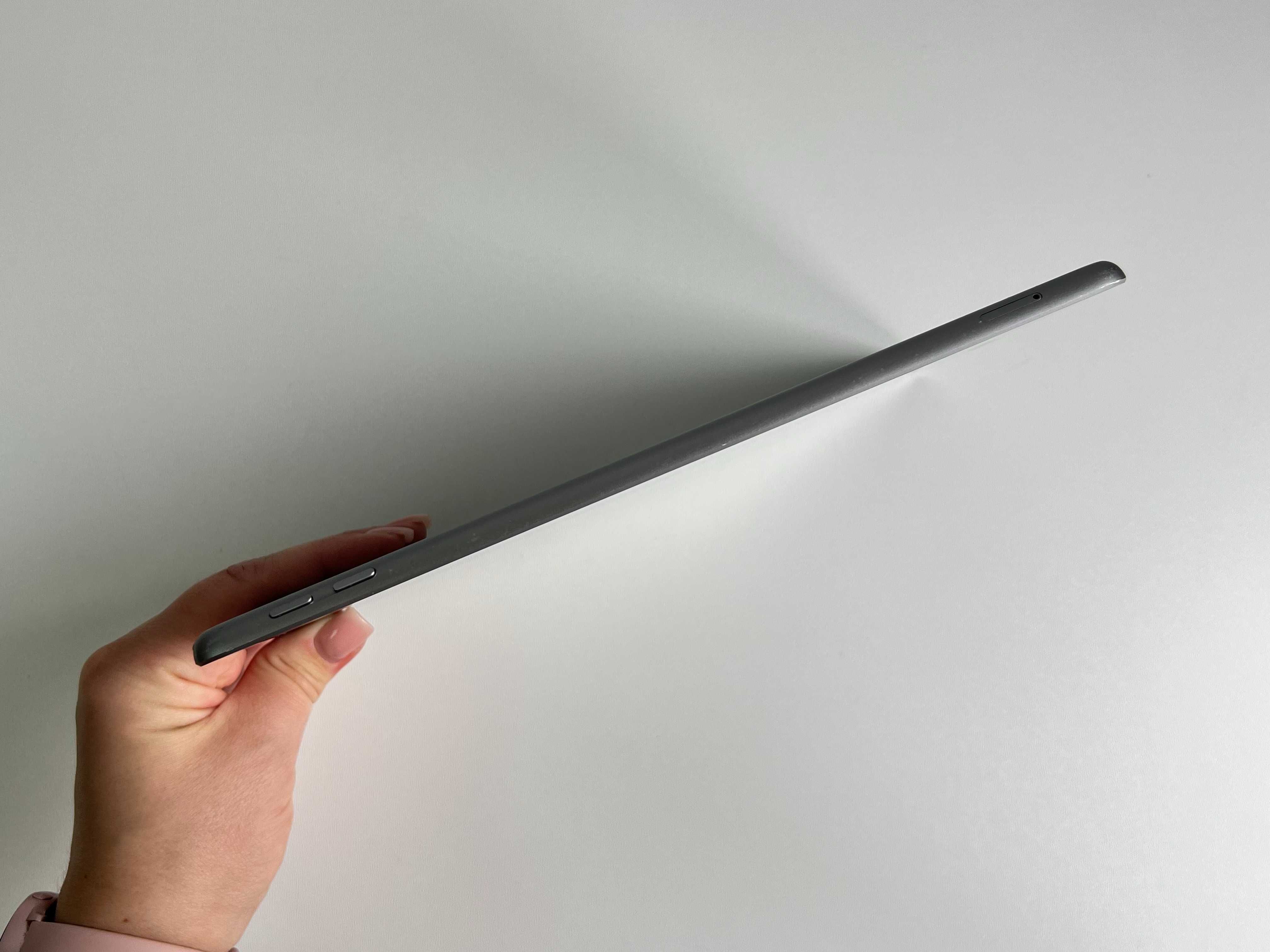 Планшет Apple iPad 9.7 (5-gen) 32Gb Space Gray A1823 Wi-Fi + 4G