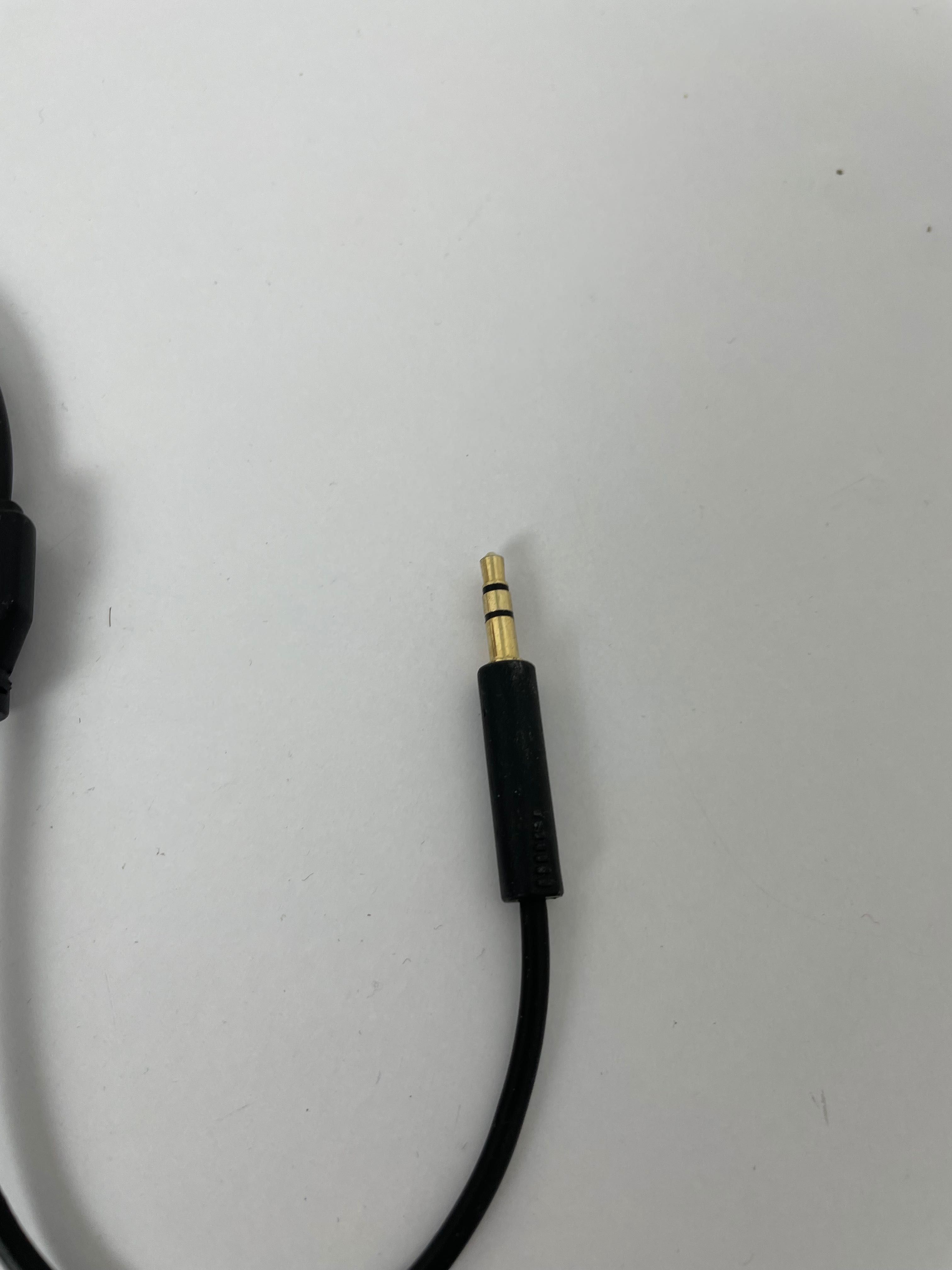 Шнур кабель распределитель AUX  Через него Можно вместе слушать музыку