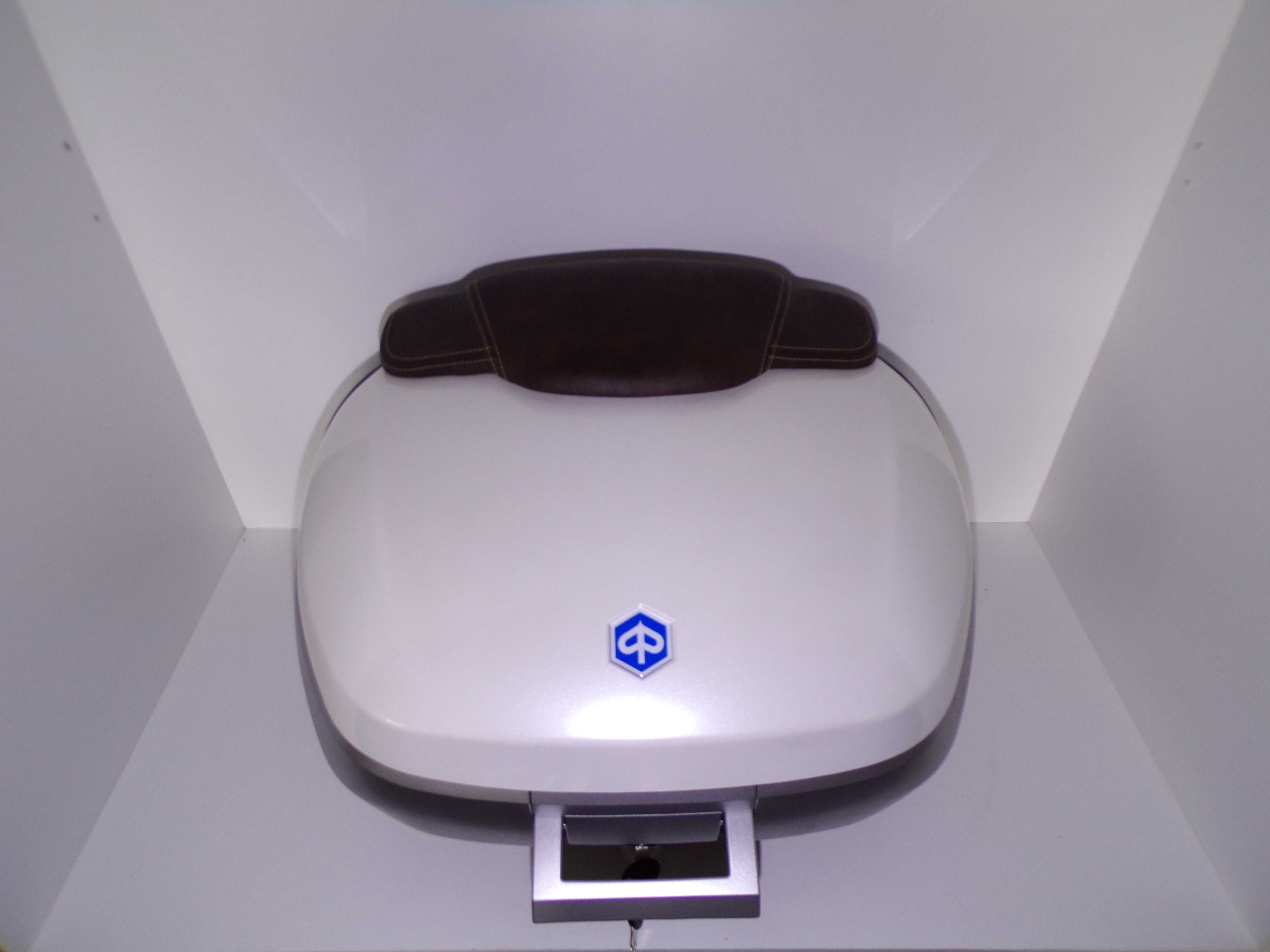 Oryginalny duży Kufer Piaggio X10 MP3 kolor biały z oparciem OEM nowy