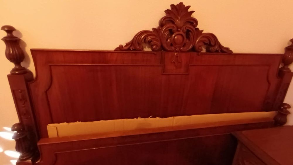 Cama de casal 1,80x1,35 em bom estado c/estrado e colchão