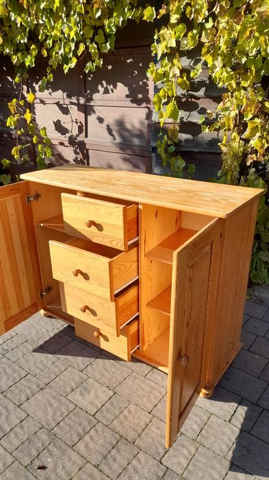 Komoda z litego drewna sosnowego – solidna, naturalna i pojemna