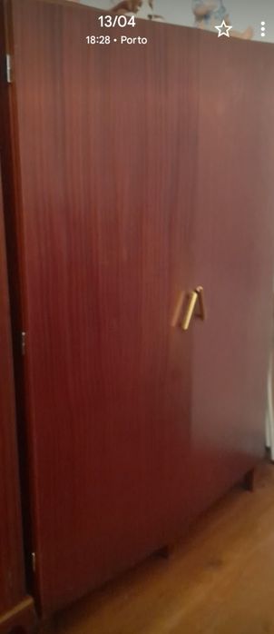 Guarda fatos com quatro gavetas e varão para cruzetas