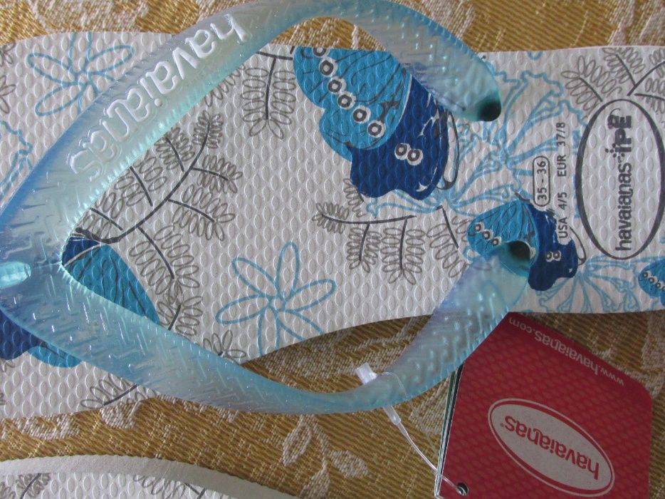 Havaianas em tons azuis e branco
