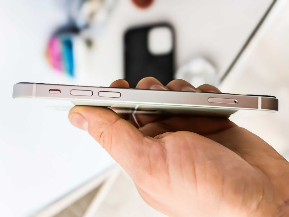 Iphone 12 w bardzo dobrym stanie, kabel i etui