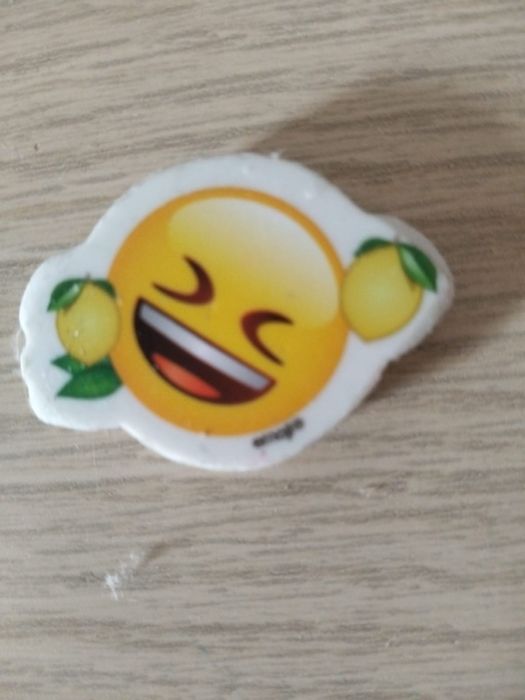 Gumka z emotikonek i dwoma cytrynami