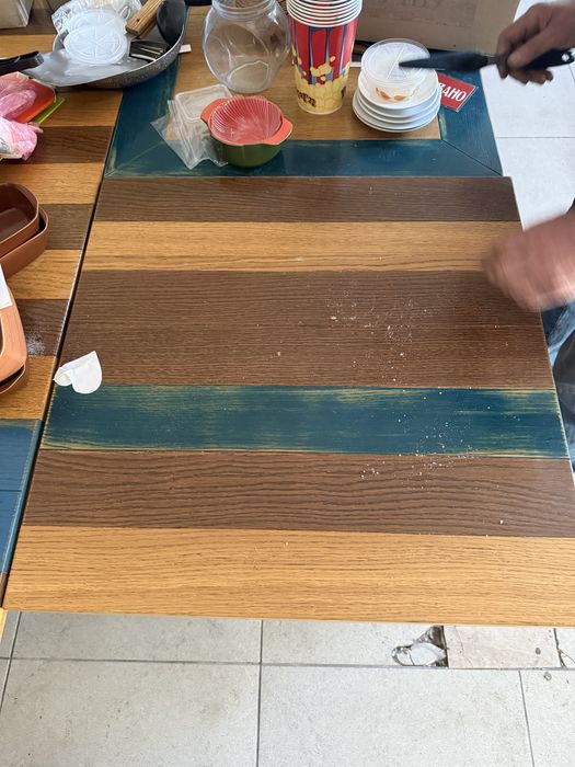 Столи деревʼяні на металевій ніжчі