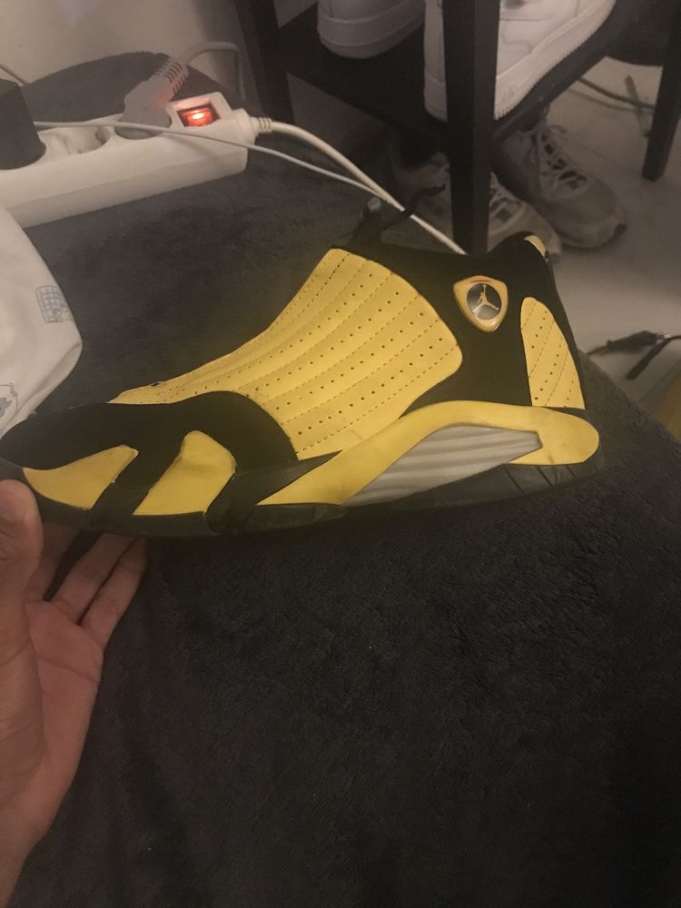 Jordan 14 retro amarelo e preto