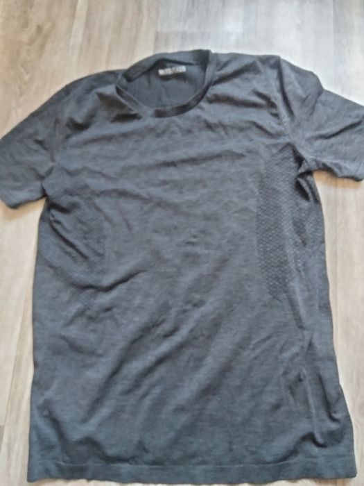 Продам фудболку.