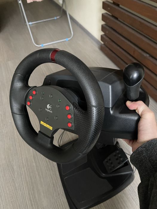 Ігровий руль. Руль Logitech Momo racing. Симулятор водіння.