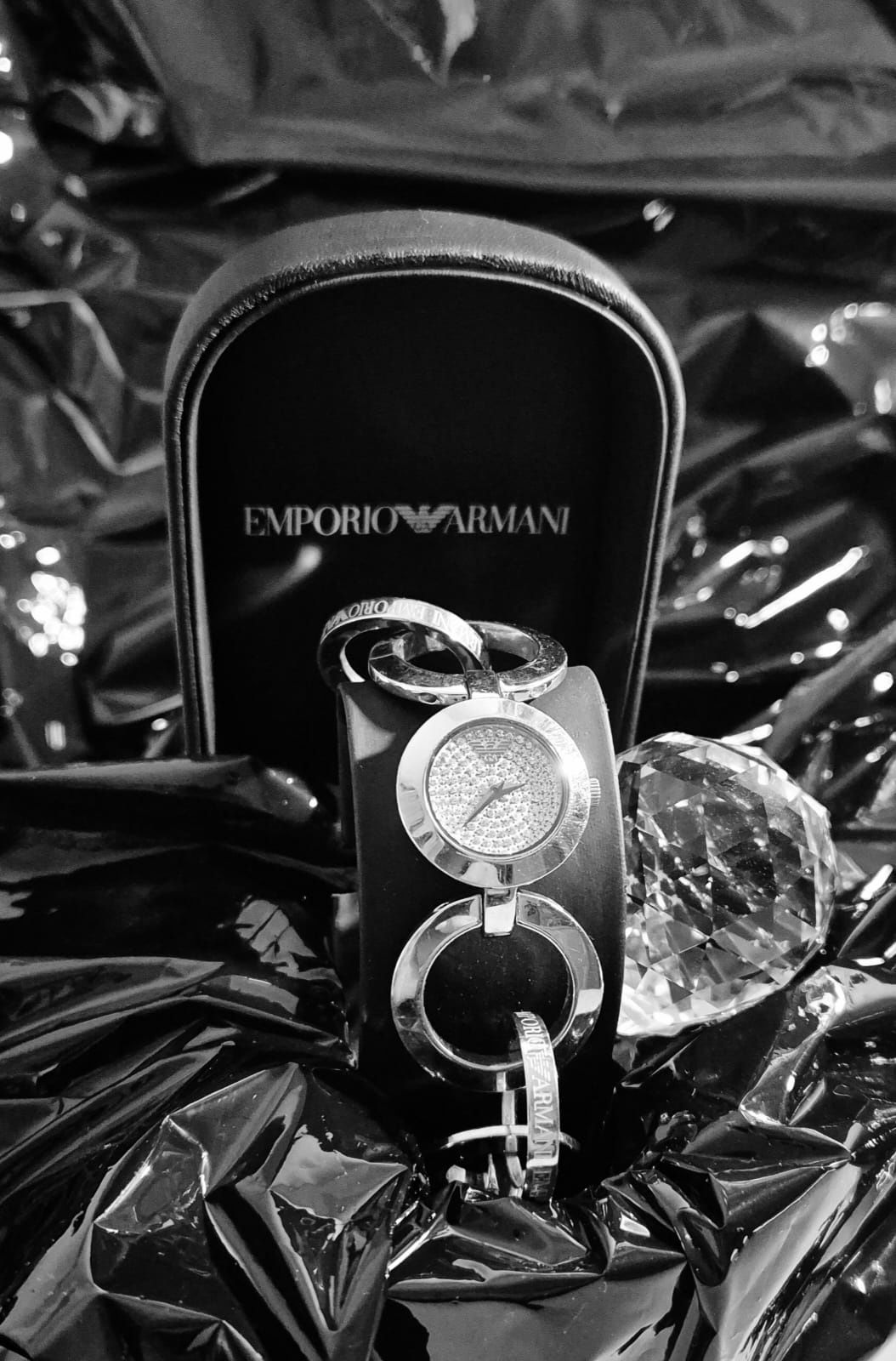 Zegarek Emporio Armani z cyferblatem wysadzanym kryształkami Swarovski