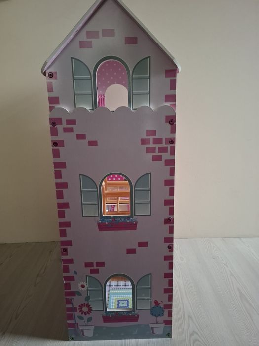 Drewniany domek dla lalek