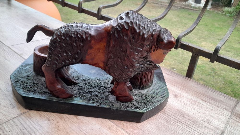 Stary,drewniany przybornik z rzeźbą żubra