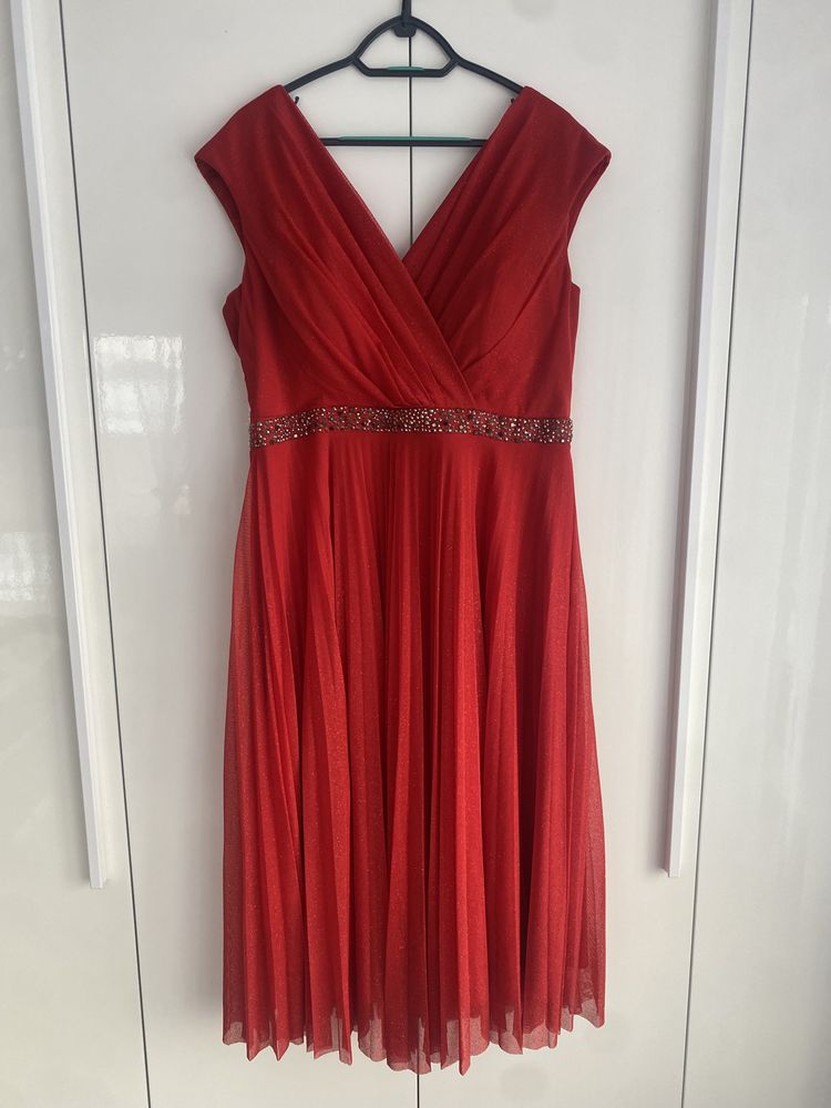 Czerwona brokatowa sukienka r. 48
