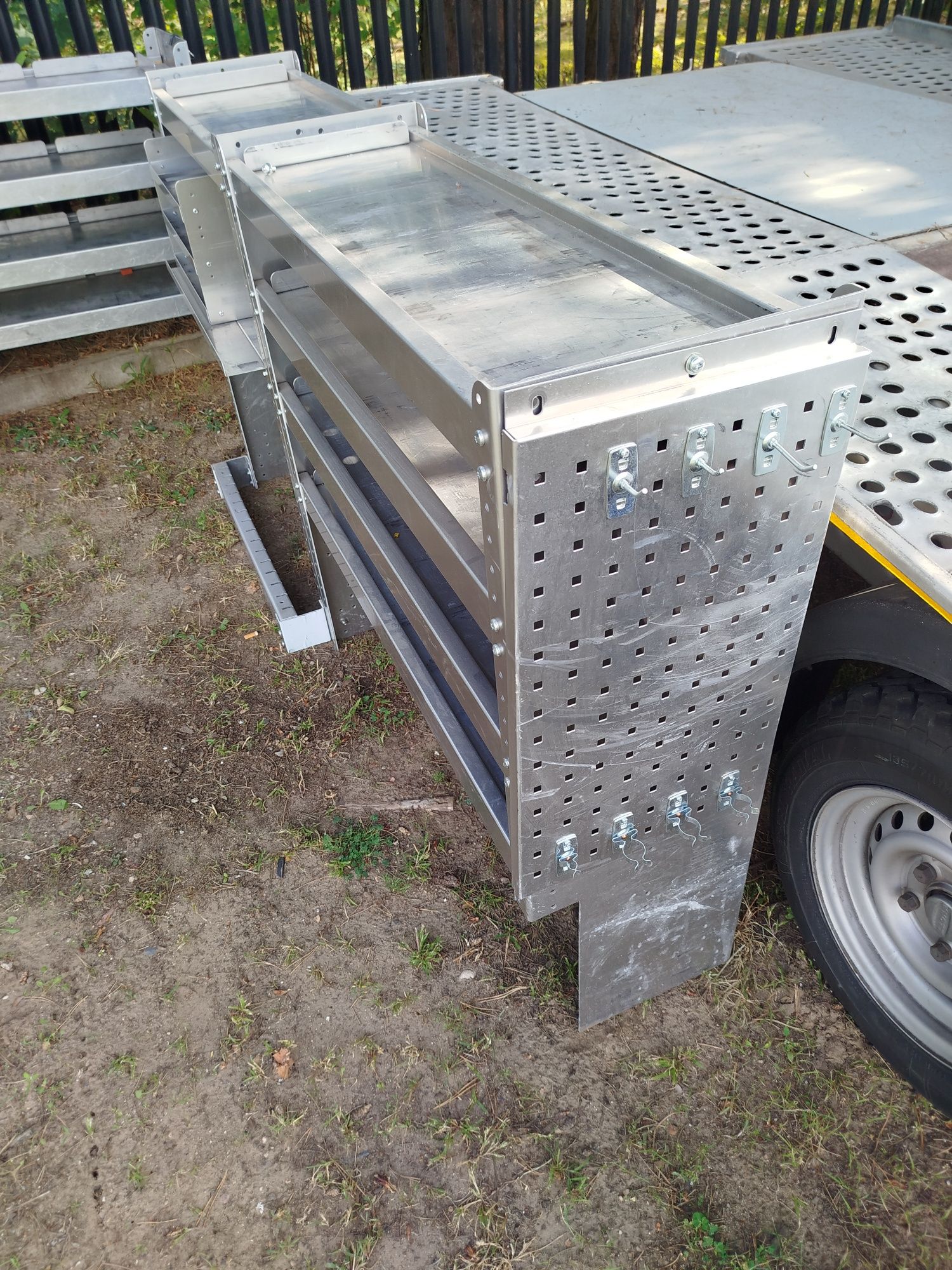 Sprzedam regały aluminiowe do busa