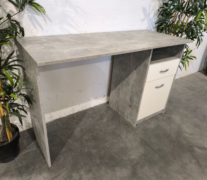 Fajne biurko z szufladami. Dowóz