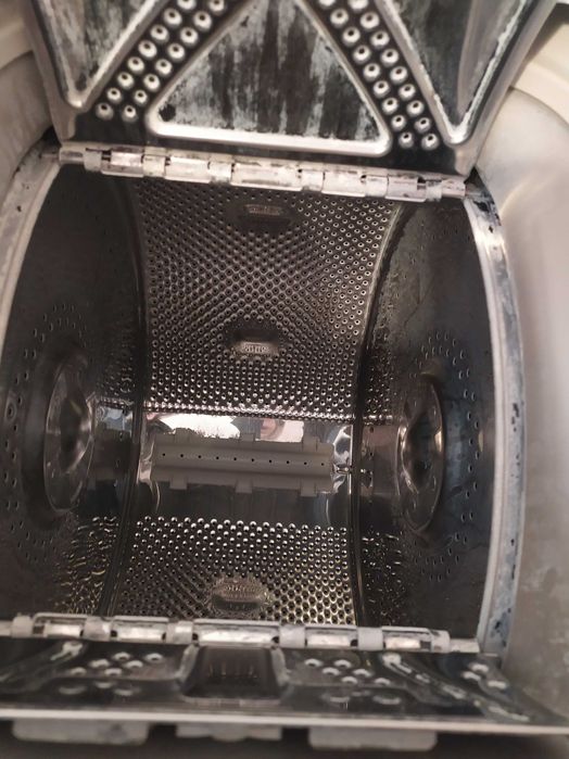 Стиральная машинка Indesit, с вертикальной загрузкой.