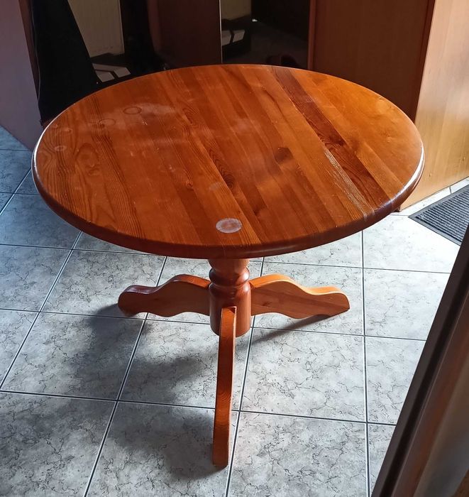 Okrągły drewniany stolik
