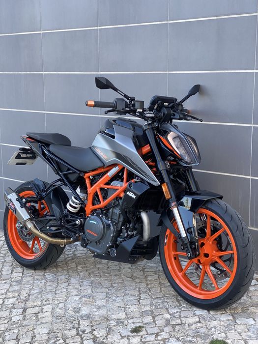 KTM Duke 390.