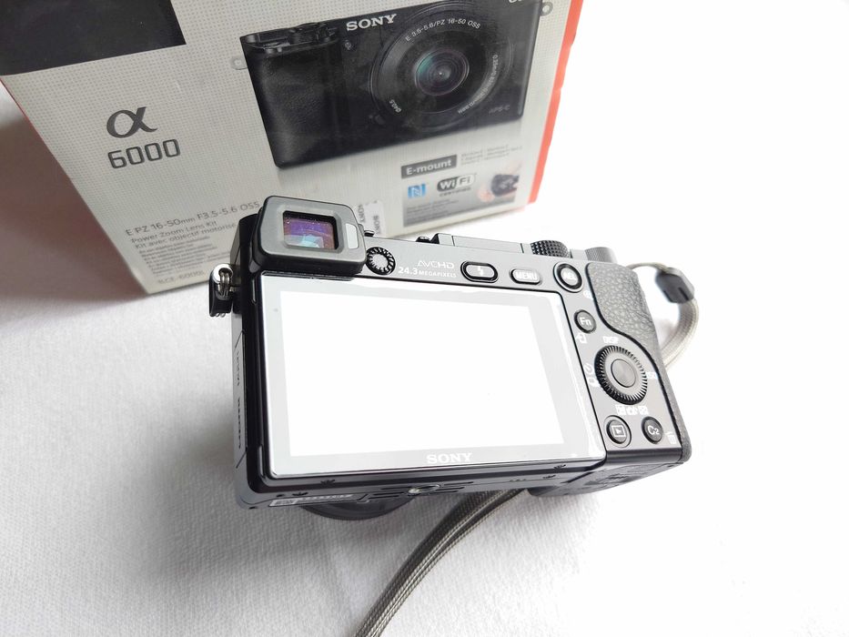 SONY A6000 (ILCE6000) w bardzo dobrym stanie, pełna dokumentacja
