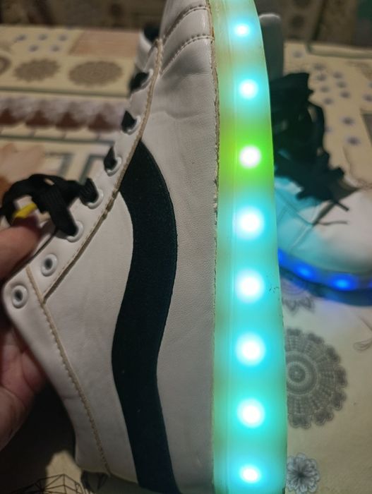 Кроссовки с подсветкой 12 режимов. Ярко святят. Разрядка от кабеля юсб