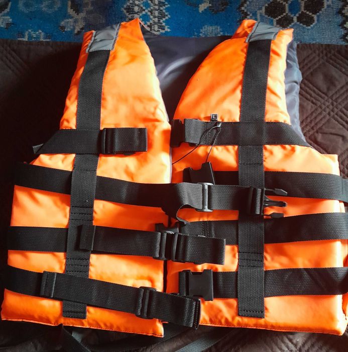 Настоящий спасательный жилет  Размеры: 50, рост5; 52 рост 3