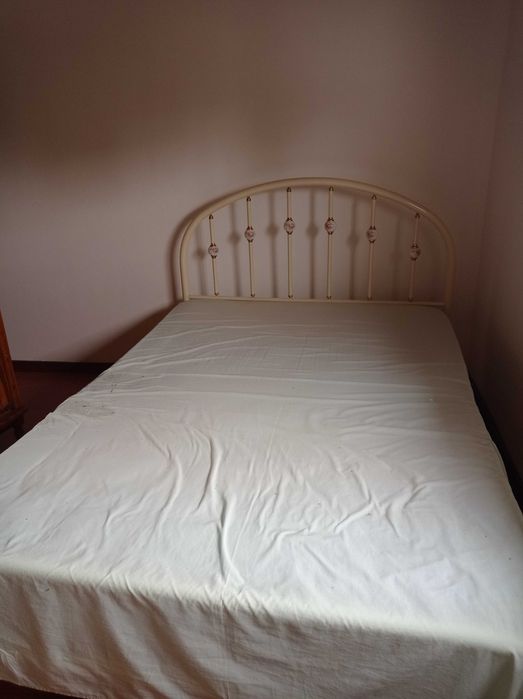 Cama de quarto em ferro