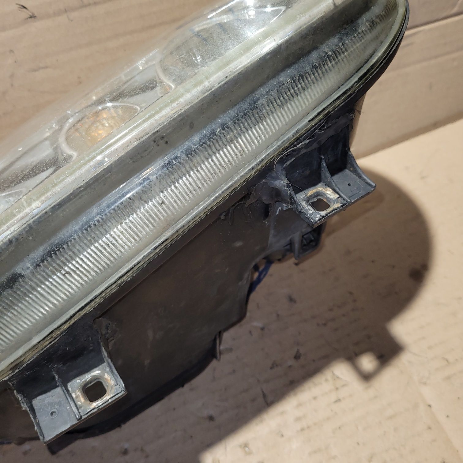 Lampa przód prawa vw golf IV 1999r VALEO uszkodzona