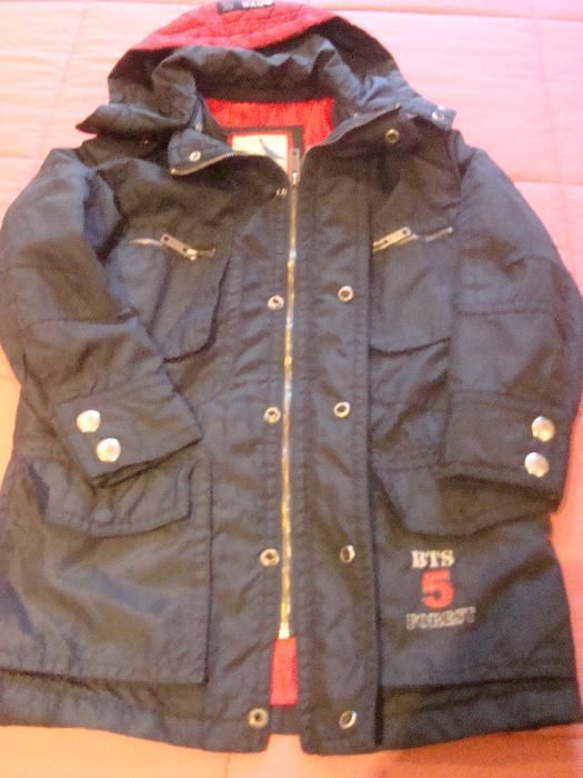 Casaco / kispo impermeável menino BTS 6-8 anos