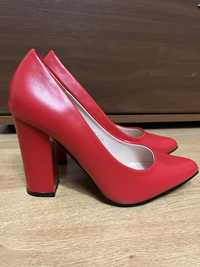 червоні туфлі LORETTA