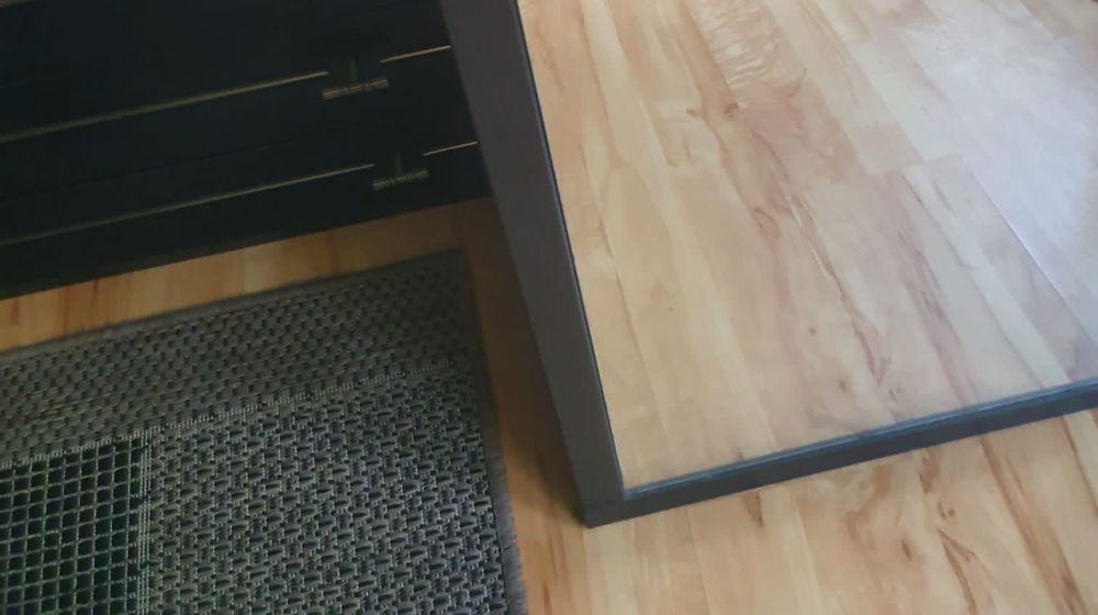 Lustro w ciemnobrązowej drewnianej ramie (49×116).