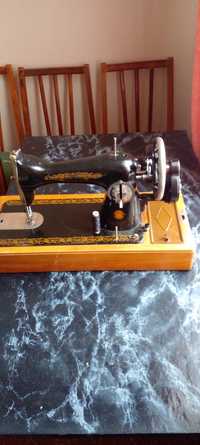 Швейна машинка вживана вироблена понад 50 років тому.Шафа дубова,вішак