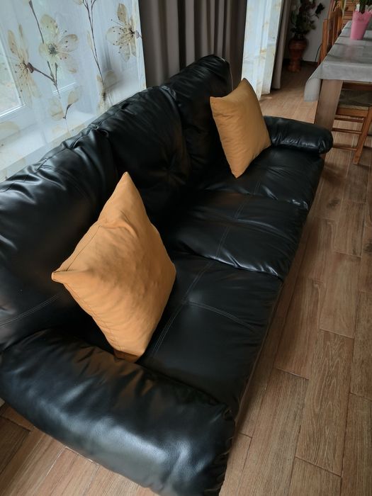 Sofá  em napa 3 lugares