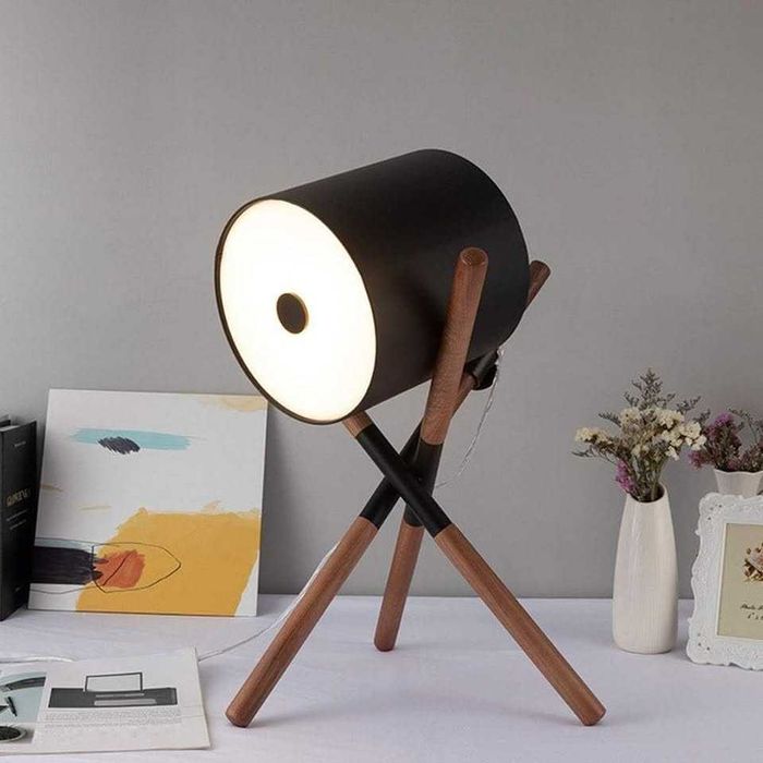 Lampa dekoracyjna, Postmodernistyczna podstawa statywu 99 zł.