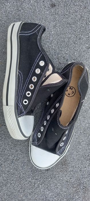 Спортивні кросівки