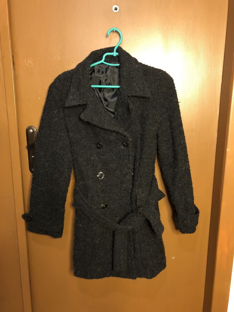 Чорне весняне пальто