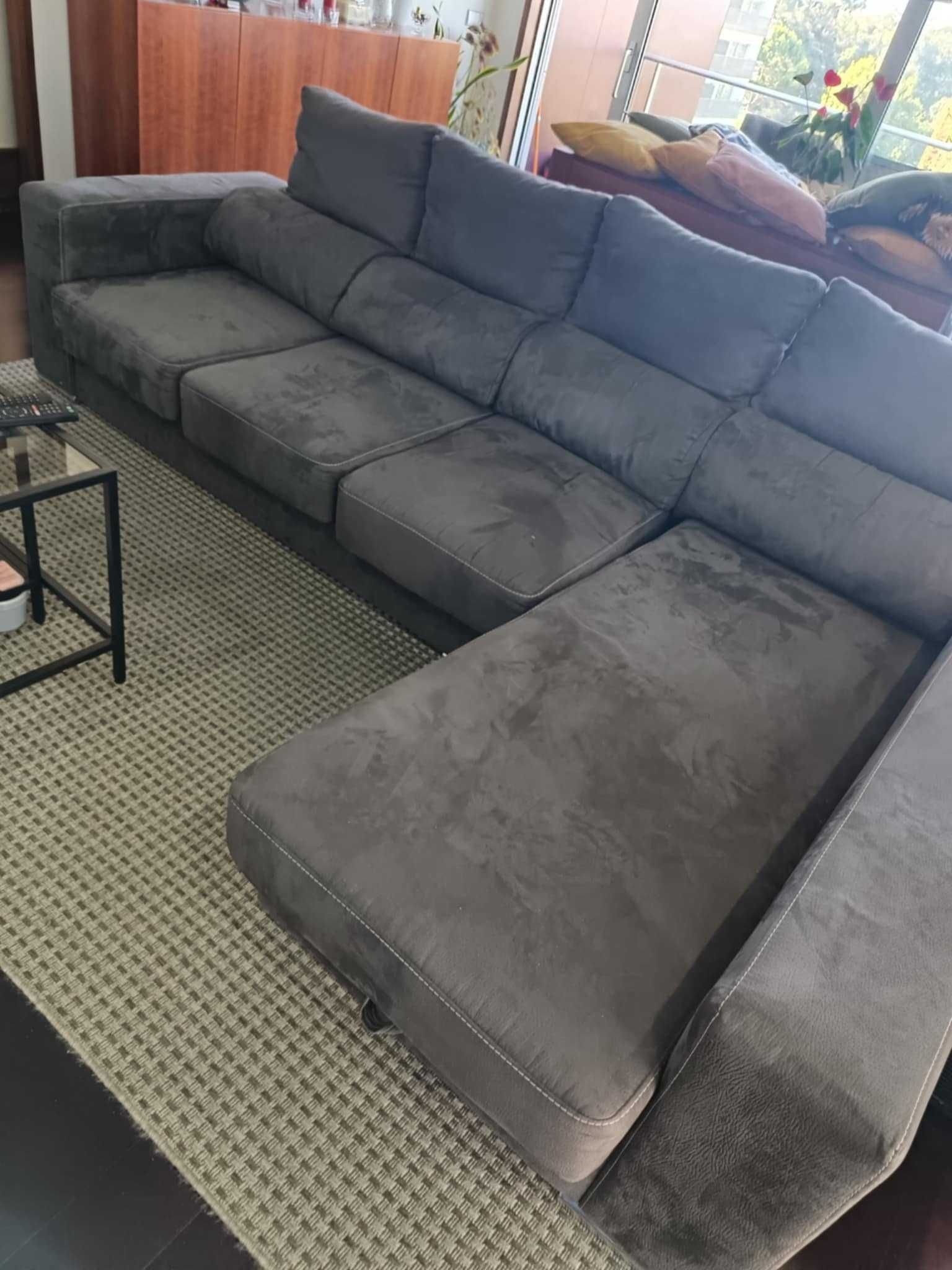Sofá de 4 lugares com "chaise long"