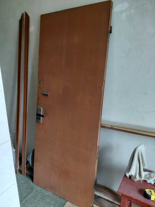 Вхідні двері з коробкою, дерев'яні добротні